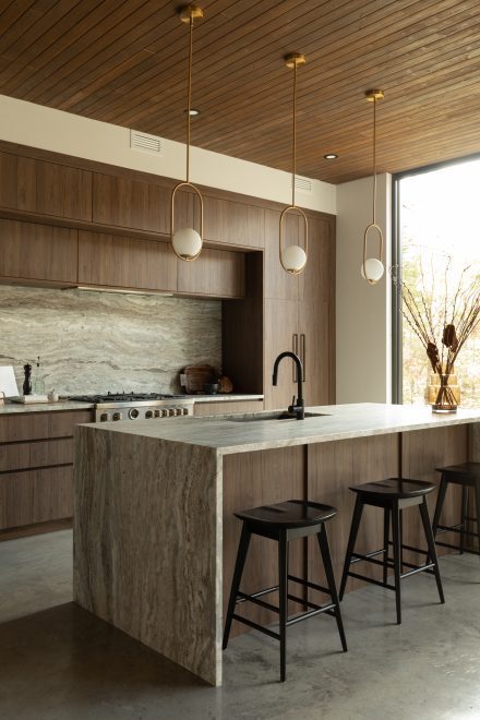 cuisine mid-century moderne avec le plafond en latte de bois foncé et armoires sur mesure