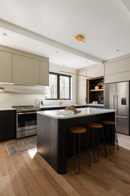 L’îlot avec ses côtés en latte de chêne noir, arrondi dans les angles, est inspiré des détails de l’architecture des mid-centuries.