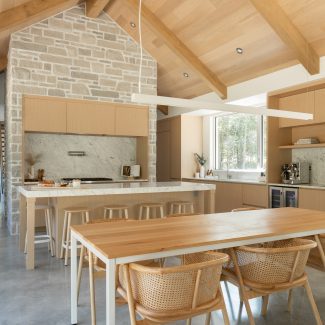 Cuisine avec hotte dissimulée, meuble mural sur mesure intégrant un coin barista et un cellier encastré, conception Ateliers Jacob.