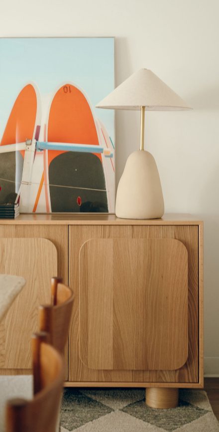 Meuble sur mesure en bois naturel conçu par Ateliers Jacob pour La Pièce, avec détails architecturaux arrondis.