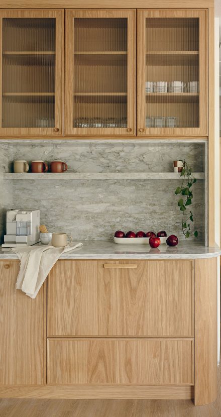 Mobilier de cuisine en bois et pierre naturelle, création sur mesure par Ateliers Jacob pour La Pièce.