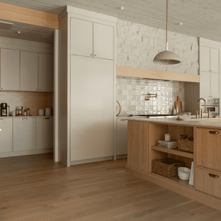 Cuisine principale ouverte sur un Butler’s pantry discret, conçu sur mesure par Ateliers Jacob, avec armoires en bois clair et surfaces épurées.