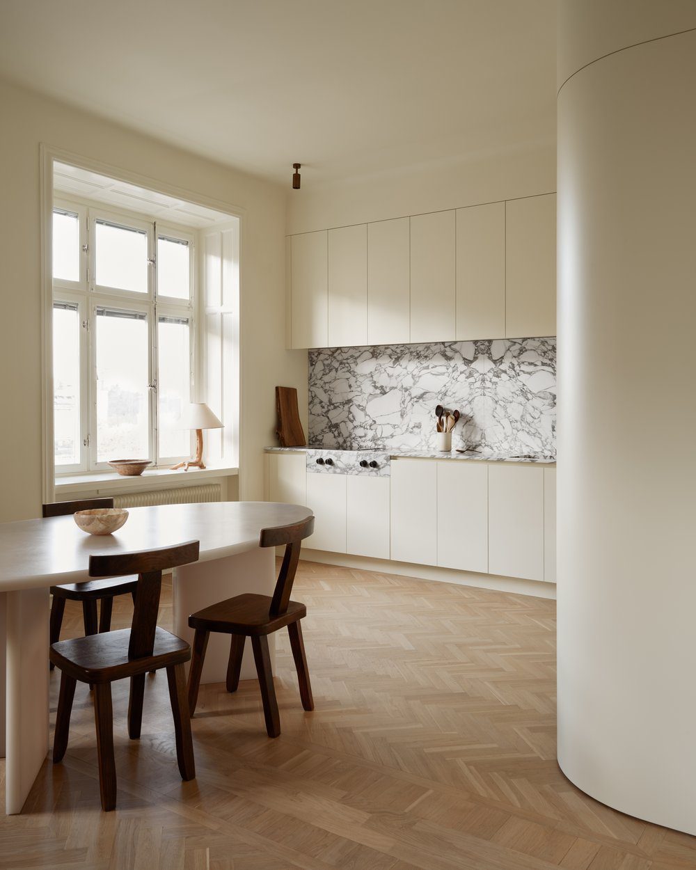 La maison de la styliste d'intérieur et scénographe Caroline Sandstrom respire le minimalisme moderne. Tout comme la cuisine design élégante qu'elle a créée avec Nordiska Kok, qui se caractérise par des couleurs sophistiquées, un beau marbre et des coins arrondis.