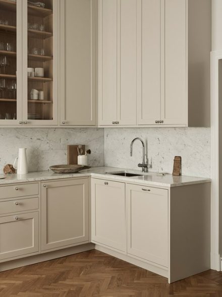 Step into the classic farmhouse kitchen in warm grey. Stainless steel range cooker from Lofra, solid oak cabinets, rustic details and marble worktop. Chairs from BRDR Krüger.
