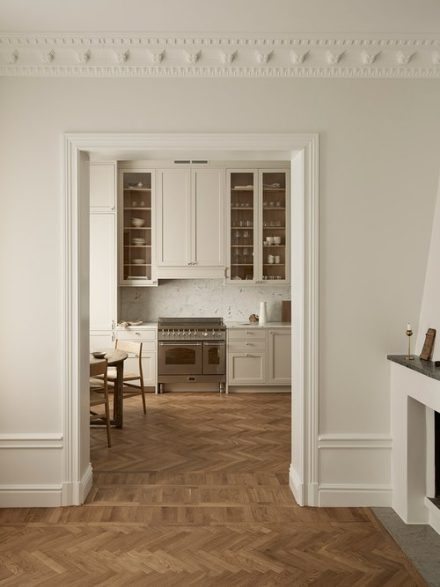 Step into the classic farmhouse kitchen in warm grey. Stainless steel range cooker from Lofra, solid oak cabinets, rustic details and marble worktop. Chairs from BRDR Krüger.