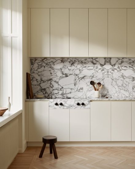 La maison de la styliste d'intérieur et scénographe Caroline Sandstrom respire le minimalisme moderne. Tout comme la cuisine design élégante qu'elle a créée avec Nordiska Kok, qui se caractérise par des couleurs sophistiquées, un beau marbre et des coins arrondis.