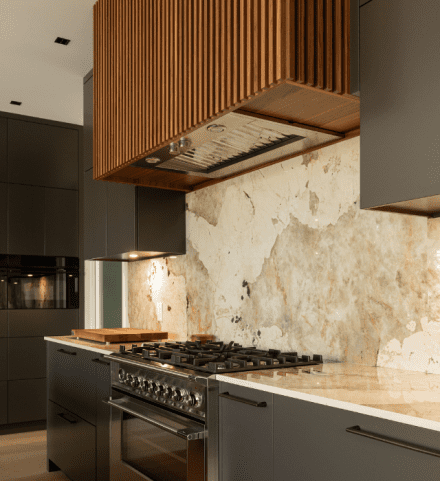 Cuisine sophistiquée avec dosseret et comptoir en Dekton Khalo, à l’esthétique minérale.