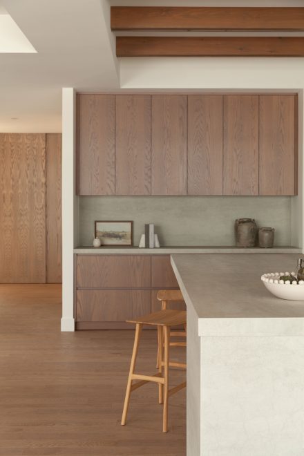 Le chêne naturel et la porcelaine Laminam Pietra di Savoia Perla dialoguent dans un espace aux lignes épurées et à l’harmonie subtile, inspiré du style Japandi. Une cuisine conçue par Ateliers Jacob.