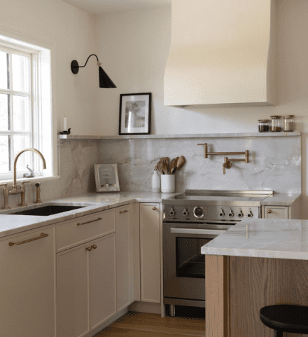 Cuisine lumineuse avec comptoirs en quartzite naturel gris, combinés à des armoires en bois texturé.