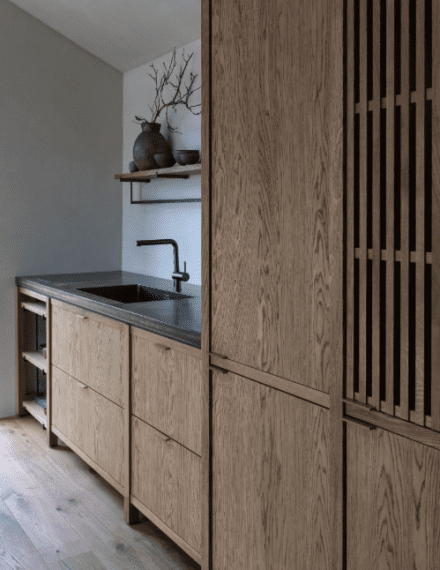 L’essence du design traditionnel japonais et l'esthétique rustique moderne se rencontrent dans la cuisine MUKU de Masahiro Katsume. Photo : Kongacph