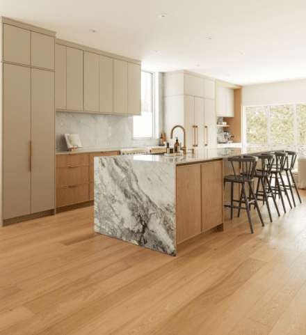 Le quartz et le marbre se rencontrent dans un duo élégant qui infuse à cette cuisine Ateliers Jacob une présence minérale et vibrante. Photo : Ateliers Jacob