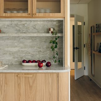 Espace barista du média La Pièce avec comptoir et dosseret en quartz et portes en chêne conçu par Ateliers Jacob