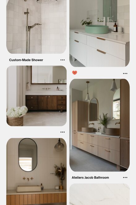 Moodboard d’inspiration pour salle de bain sur mesure conçu par Ateliers Jacob, avec douche italienne, vanités en bois et rangements fonctionnels.