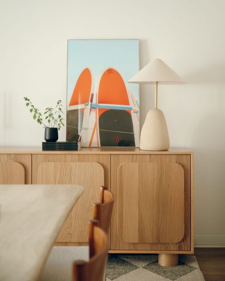 Buffet sur mesure en bois naturel conçu par Catherine de la Sablonnière pour La Pièce, inspiré du design Mid-Century Modern.