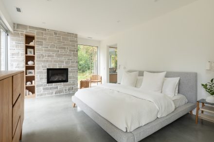 Chambre lumineuse avec lit bas et mobilier en bois, pensée pour le confort et la simplicité, dans un projet signé Ateliers Jacob.