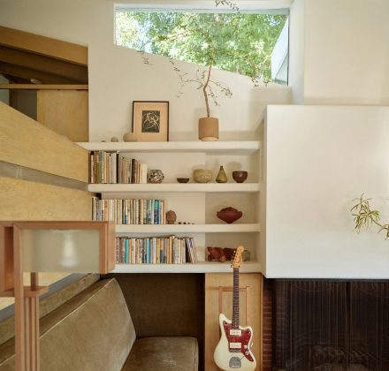 Dans la Walker House, des étagères ouvertes encastrées épousent l’architecture avec discrétion, illustrant l’approche mid-century moderne du rangement intégré — à la fois fonctionnelle et esthétique.