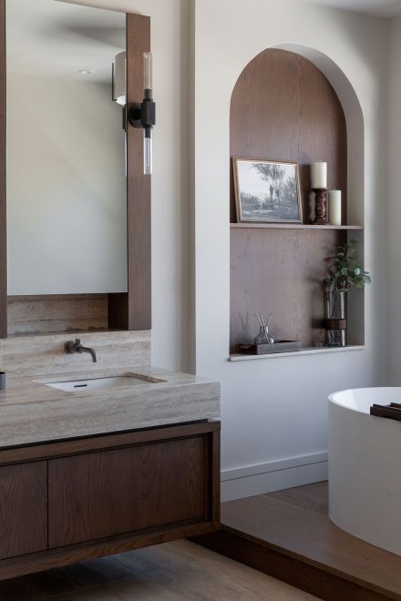 Vanité en chêne et alcove intégrée, une conception raffinée d’Ateliers Jacob