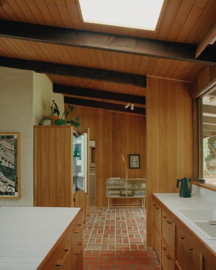 Dans la Fisher House conçue à l’origine par Alistair Knox, Adriana Hanna redonne souffle à l’espace culinaire en misant sur la chaleur des briques au sol, la texture du bois et l’intégration d’électros contemporains, tout en préservant l’esprit du lieu.