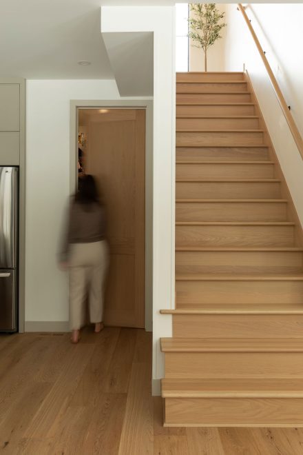 Derrière une porte discrète, un « hidden pantry » complète la configuration. Véritable coulisse de la cuisine, il permet d’organiser les provisions, de ranger les appareils électroménagers, tout en préparant à l’écart des regards.  