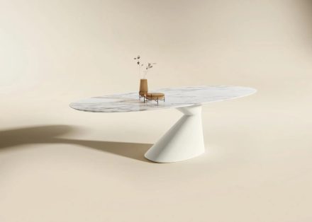 La table Chapeau de Lago, conçue par Monica Armani, se distingue par son plateau incurvé et décentré.