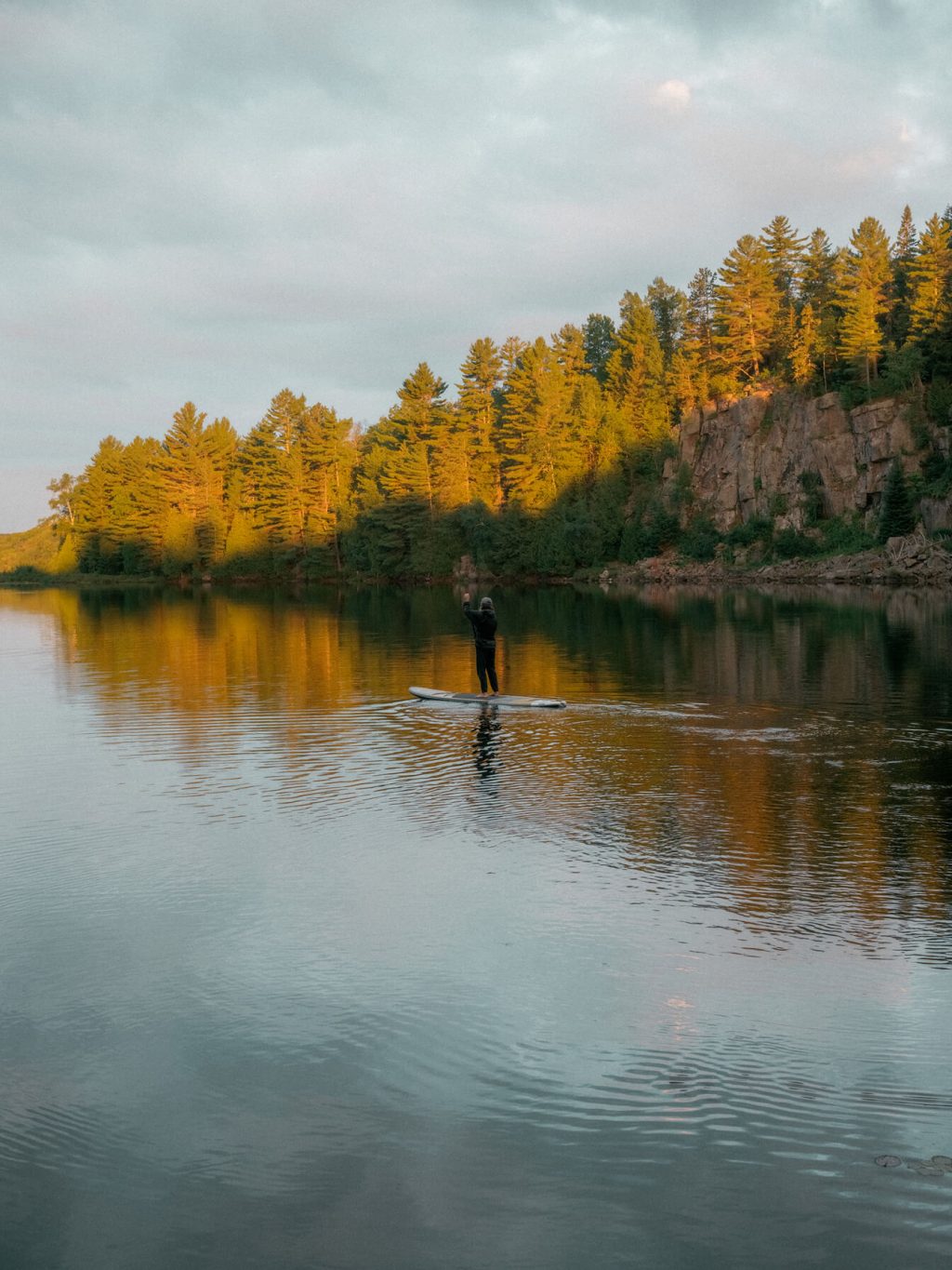 Paddleboard sur un lac non loin de Habitat Lanaudière à Rawdon