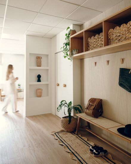 vestibule de La pièce, conçu sur mesure par Ateliers Jacob, avec un banc et des niches ouverte au dessus