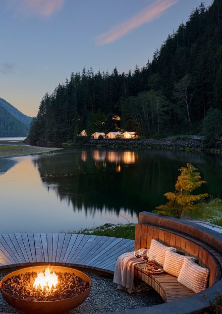 Au cœur de la forêt pluviale de Clayoquot Sound, le Clayoquot Wilderness Lodge se dévoile entre montagne et océan.