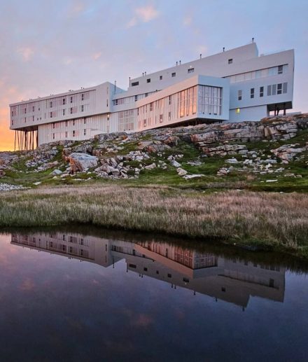 Fogo Island Inn, refuge architectural au bord de l’Atlantique, alliant design contemporain et culture insulaire à Terre-Neuve. Photo : Fogo Island Inn