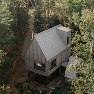 Le Shoal, un chalet signé BESIDE Habitat, s’élève au cœur de la forêt de Lanaudière.