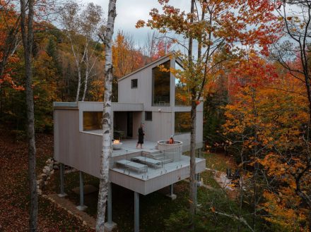 La Cime – Sainte-Béatrix, Québec, ce micro-chalet suspendu à la hauteur des arbres
