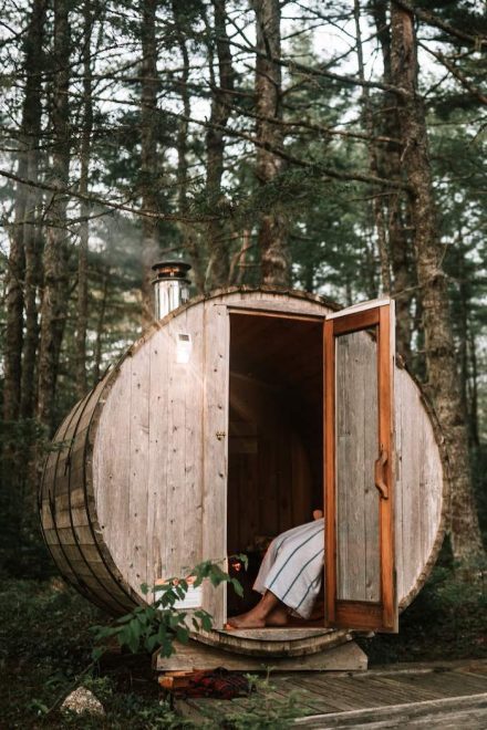 Sauna baril extérieur en bois au Trout Point Lodge, expérience bien-être en nature en Nouvelle-Écosse.