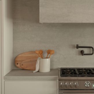 La hotte intégrée disparaît dans la minéralité du Laminam, laissant toute la place à un design où chaque ligne contribue à installer calme, cohérence et légèreté dans l’espace.