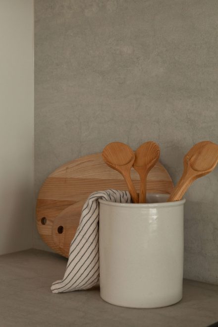 Détail du comptoir et du dosseret en porcelaine Laminam dans la cuisine Farand, soulignant la douceur minérale et la continuité des matières.