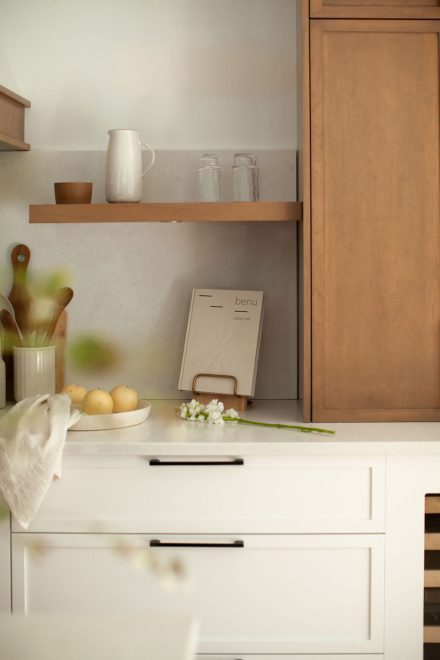 Un livre posé là, à portée de main, pendant que le souper se prépare.