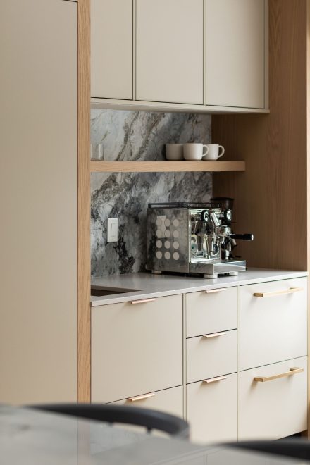 Dans l’espace café, le dosseret a été réalisé en marbre, une pierre naturelle choisie pour sa résistance, installée ici pour accompagner les usages quotidiens dans ce projet conçu par Ateliers Jacob.