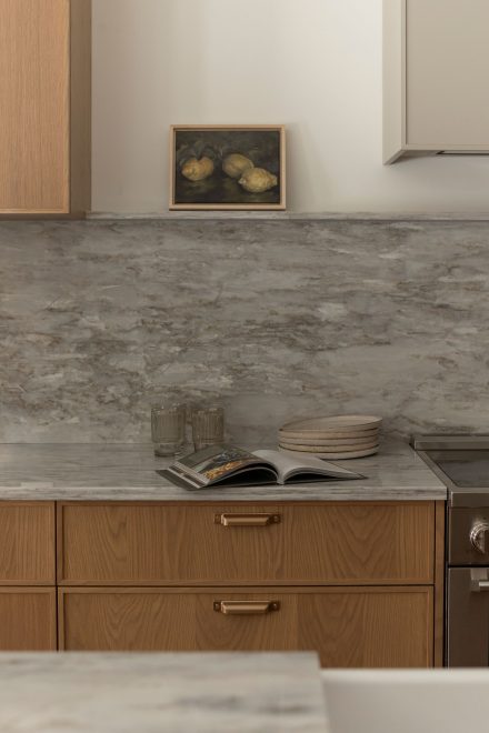 Livre de recettes ouvert sur le comptoir, posé près des assiettes pendant la préparation du repas.