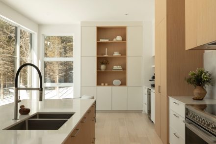 cuisine Ateliers Jacob de chêne clair avec un comptoir en quartz