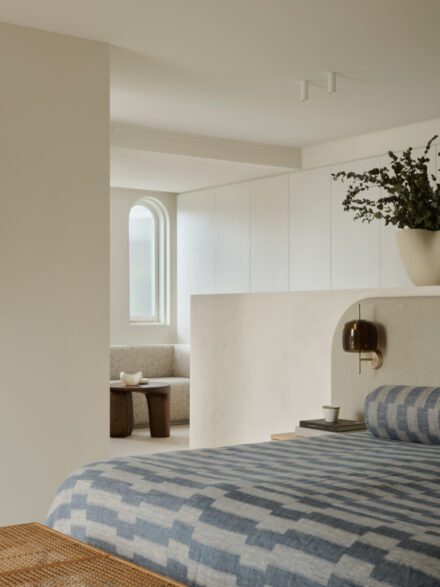 Le mobilier et les accessoires créent des superpositions subtiles, renforçant la cohérence de l’espace tout en restant pleinement fonctionnelles.