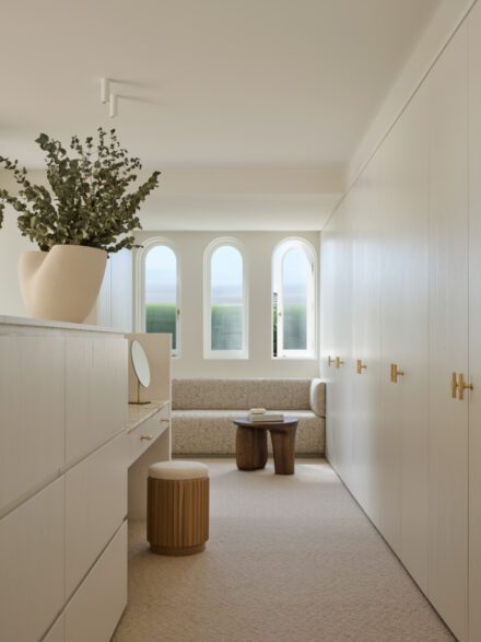 Le volume intérieur reste volontairement simple, permettant au mobilier et aux accessoires de créer des superpositions subtiles qui renforcent la cohérence de l’espace et s’harmonisent avec l’ensemble tout en restant fonctionnelles.