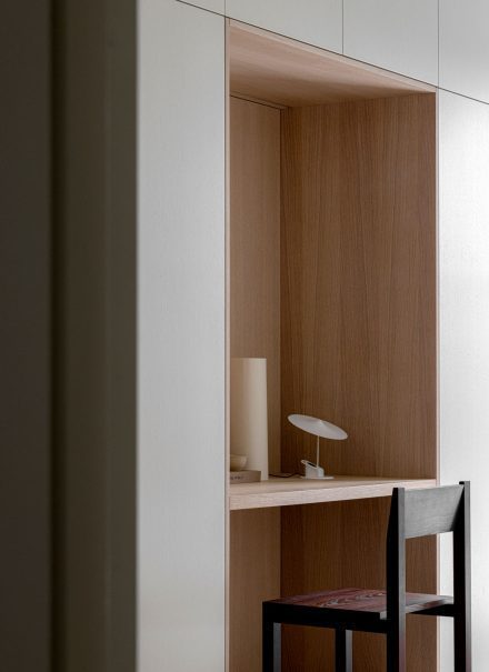 Niche intégrée en chêne blanc avec bureau encastré dans un corridor minimaliste aux murs blancs — The Lake