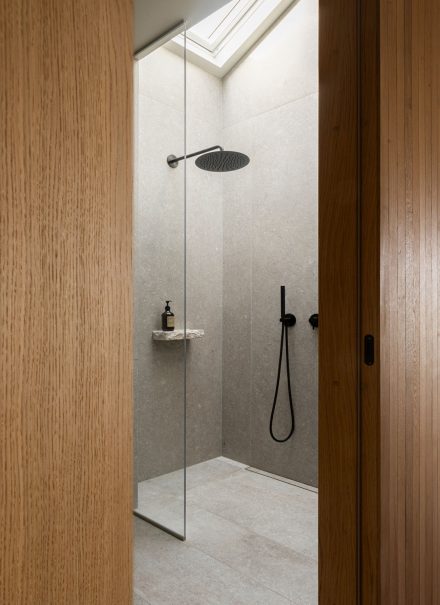 Les murs recouverts de chaux et la pierre aux teintes naturelles enveloppent la salle de bain d’une douceur minérale, où la lumière révèle lentement les textures et installe une ambiance propice au rituel et au calme. Projet: Sjöparken de Norm Architects | Photo: Jonas Bjerre-Poulsen