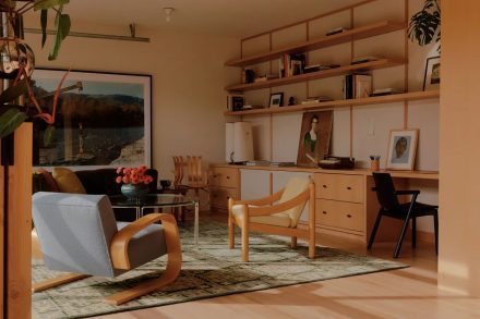 Bureau intégré au meuble de séjour