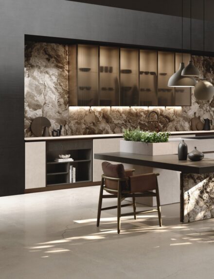 Cuisine Balance de Binova, présentée au Salone del Mobile dans le cadre de EuroCucina 2026. Verre cannelé et façades SUPER-TEXTURAL ivoire s’inscrivent dans un jeu de contrastes subtil, où la transparence dialogue avec la matière.