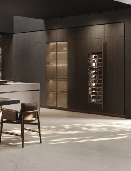 Cuisine Balance de Binova, présentée au Salone del Mobile dans le cadre de EuroCucina 2026. Verre cannelé et façades SUPER-TEXTURAL ivoire s’inscrivent dans un jeu de contrastes subtil, où la transparence dialogue avec la matière.