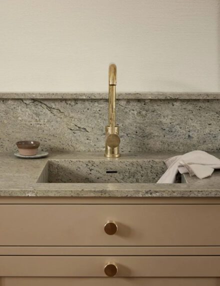 67 Un magnifique granit « Lemon Ice » pour le plan de travail et la crédence. Cuisine de Nordiska Kök