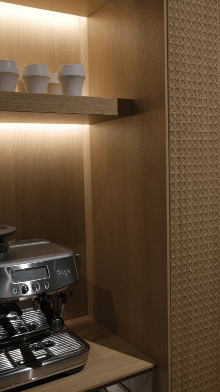 Façades en placage de chêne, où un motif inspiré du cannage viennois est travaillé directement dans la matière. Projet: Cuisine Häcker