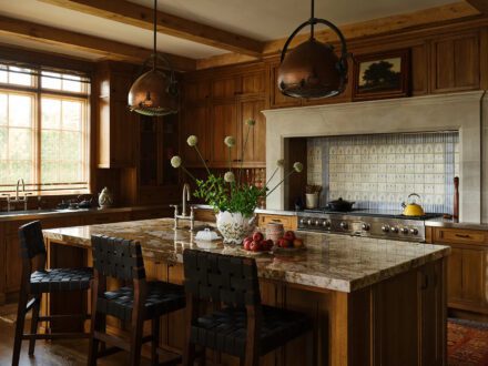 L’îlot, doté d’un plan de travail en granit, mise sur la durabilité, tandis que les surfaces périphériques en acier inoxydable apportent une dimension plus fonctionnelle. L’ensemble conjugue modernité et références à un vocabulaire esthétique plus traditionnel.