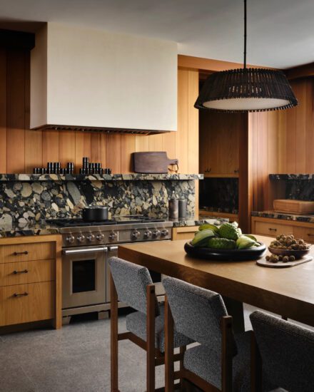 audrey Une cuisine avec granit cuiré (leathered) de Lucas Interior https://lucasinterior.com/projects/kukio-cottage/ : Photography by Douglas Friedman