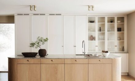 Cuisine farmhouse de Nordiska Kök avec un ilôt en granit et bois