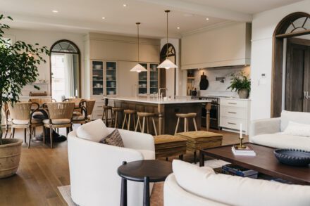 aménagement complet cuisine Ateliers Jacob avec îlot central, rangements sur mesure, luminaires suspendus et aire ouverte conviviale